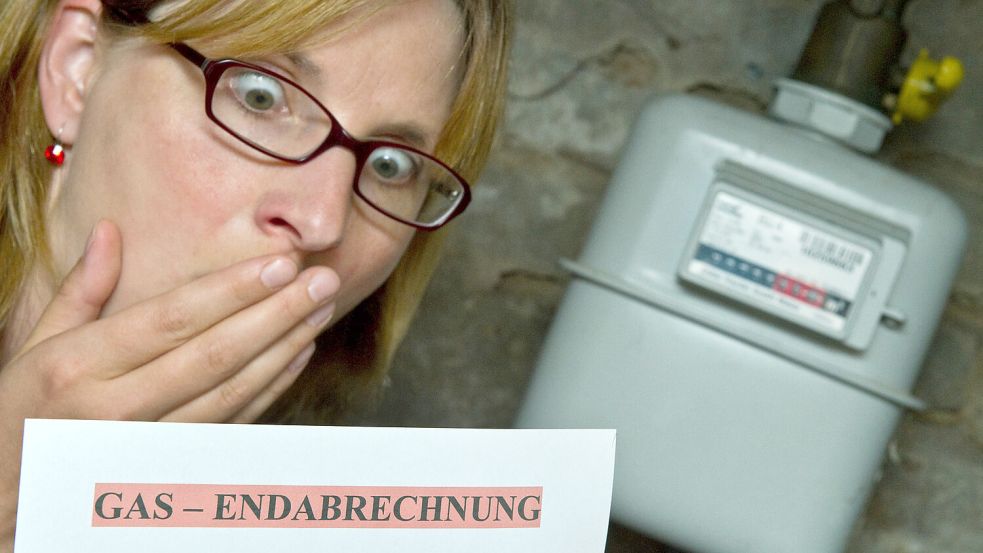 Eine Frau zeigt sich in dieser nachgestellten Szene erschrocken über die Gasabrechnung. Foto: DPA