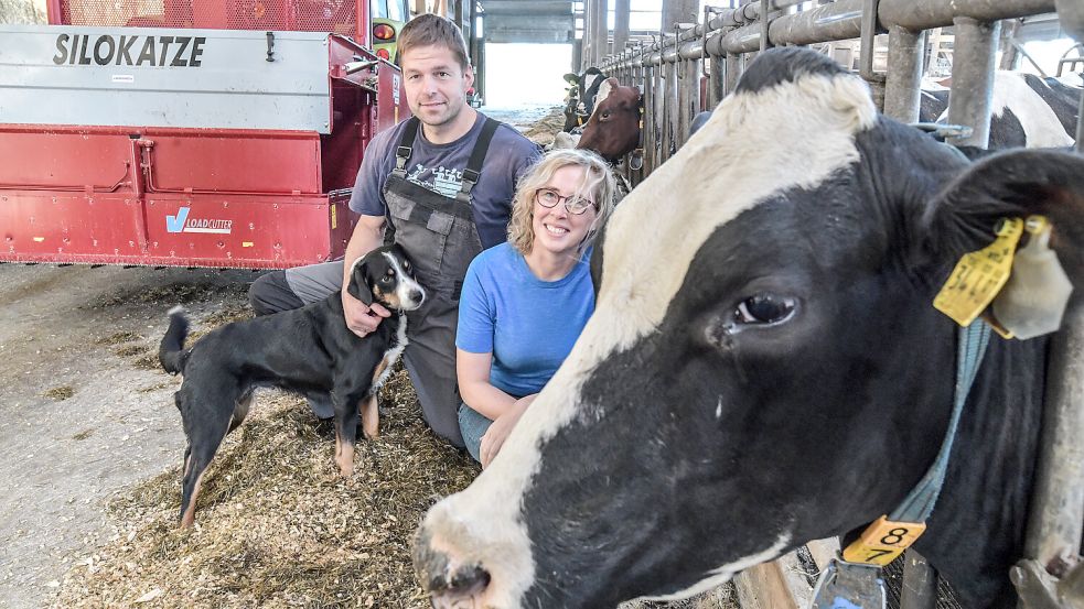 Statt einem Mischwagen für das Futter wurde es eine Silokatze. Auch wenn die Technik schon älter ist, in das neue Konzept des Hofes passt sie besser, finden Daniel und Carina Kleemann. Foto: Ortgies