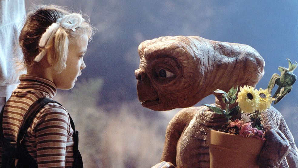 Welche Rechte hat E.T.? Der Anwalt Klaus Stähle hat ein Buch über „Rechtsfragen beim Kontakt mit Extraterrestrischen“ geschrieben. Szene aus Steven Spielbergs Interview mit Drew Barrymore und dem Alien. Foto: imago images/Everett Collection