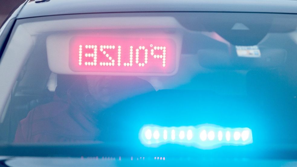 Die Polizei musste am Freitag in Aurich einen Streit zwischen Autofahrern schlichten, der eskaliert war. Foto: Armin Weigel/DPA