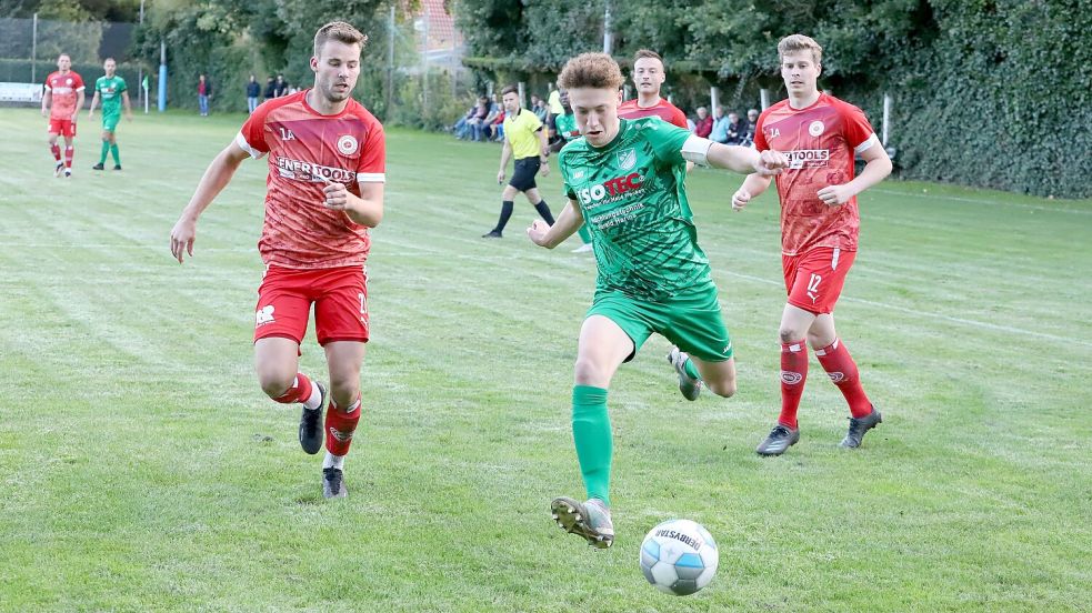 Der Wallinghausener Kapitän Marvin Dahlke, hier in einer Szene aus dem Pokalspiel gegen den SV Großefehn (rot), bestritt am Sonnabend nach einer mehrwöchigen Verletzungspause wieder ein Punktspiel für die Grün-Weißen. In Hinte traf er beim 6:0-Erfolg zweimal. Foto: Wilfried Gronewold