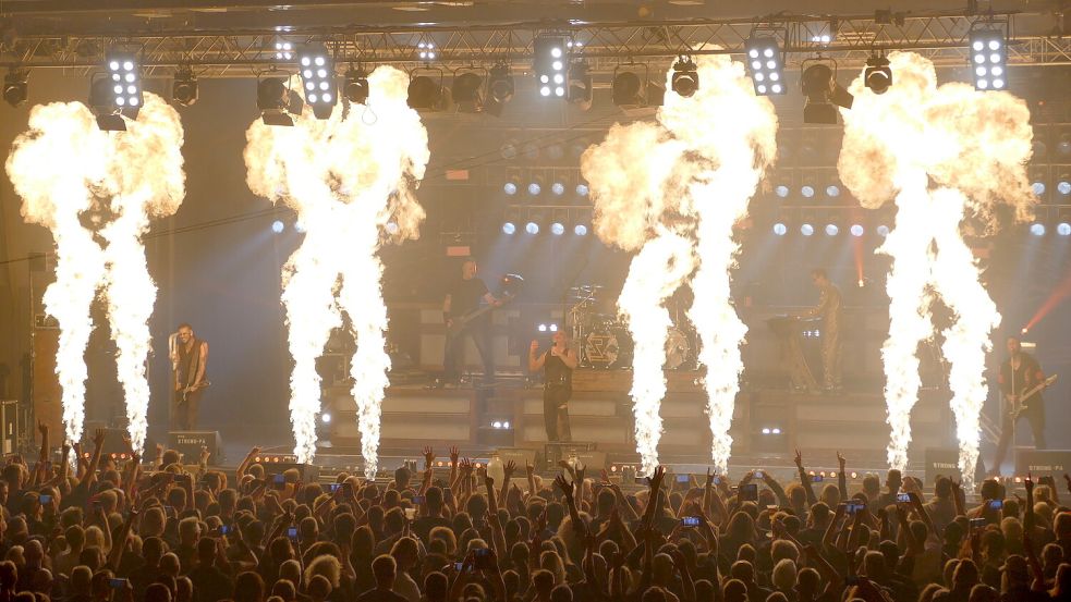 „Feuer frei!“: Beim „Stahlzeit“-Konzert in der Sparkassenarena kam wieder einmal jede Menge Pyrotechnik zum Einsatz. Foto: Werner Jürgens