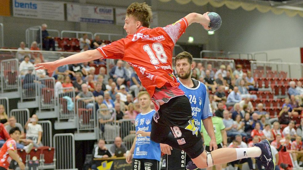 OHV-Spieler Henning Stoehr (im Bild im Spiel gegen den TuS Spenge) gelang in der Partie beim Team Handball Lippe II in der Schlussminute der Siegtreffer für seine Mannschaft. Foto: Bernd Wolfenberg