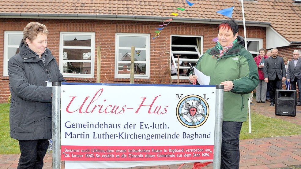 Als der Apfelbaum 2013 vor dem Gemeindehaus gepflanzt wurde, erfolgte auch die Umbenennung des Gemeindehauses in „Ulricus-Hus“. Fenna Bohlen (links) und Therese Krüsmann nahmen seinerzeit die Widmung vor. Foto: Gerd-Arnold Ubben