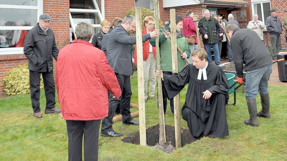 Am 14. April 2013 pflanzten Mitglieder der Kirchengemeinde Bagband und Pastor Oliver Vorwald vor dem Bagbander Gemeindehaus den Apfelbaum als Teil der damaligen internationalen Aktion „Luthergarten“. Foto: Gerd-Arnold Ubben
