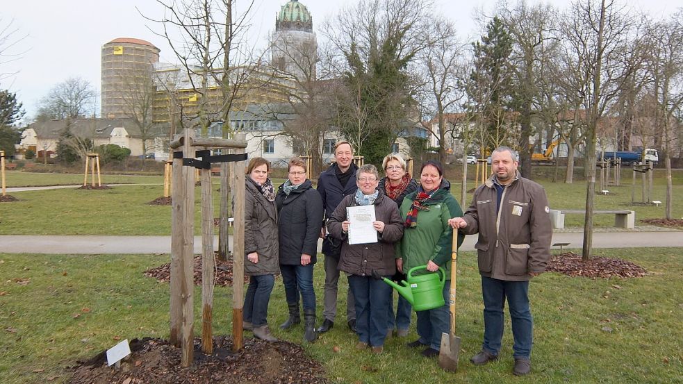 Der Bagbander Kirchenvorstand hat am 24. Februar 2015 in Wittenberg symbolisch im Luthergarten einen der 500 Apfelbäume gepflanzt: Hiltrud Röben-Grzeca (von links), Fenna Bohlen, Pastor Oliver Vorwald, Renate Gronewold, Rosmarie Zimmering, Therese Krüsmann, Paul Czembor. Damit war die Martin-Luther-Kirchengemeinde Teil des großes Reformationsprojektes. Foto: privat