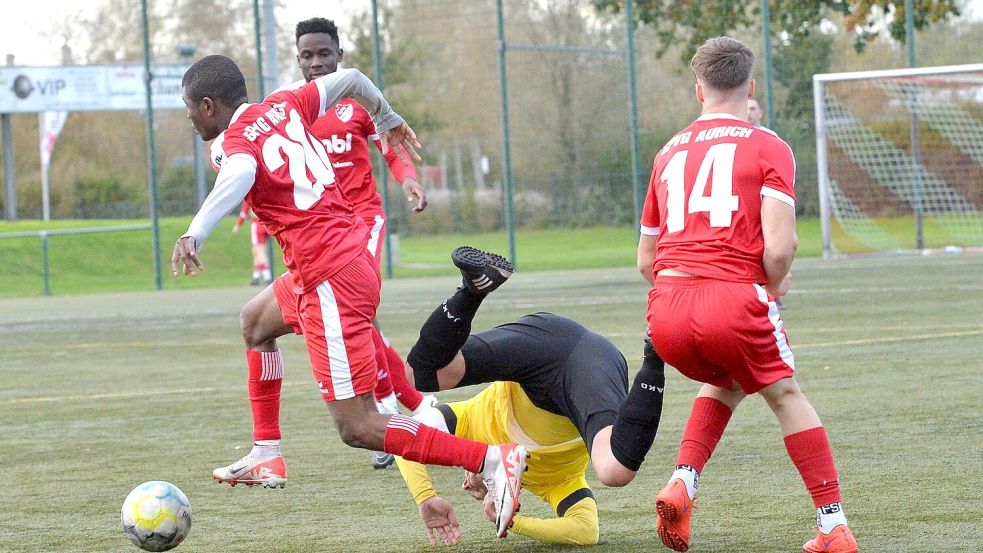 In der ersten Hälfte kamen die Middelser Spieler auf dem Auricher Kunstrasen das eine oder andere Mal ins Straucheln. Aurich dominierte das Spiel und kam zu vielen Chancen, traf aber das Tor nicht. Die Rollen änderten sich im zweiten Durchgang: Middels bestimmte fortan das Spielgeschehen und schoss die Tore, ehe den Platzherren zum Schluss noch der Ehrentreffer gelang. Foto: Bernd Wolfenberg
