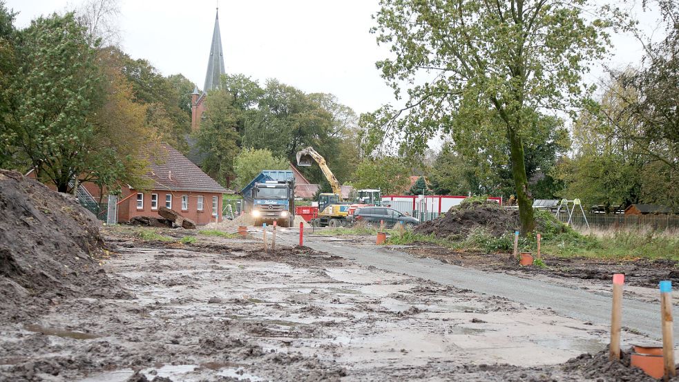 Es tut sich was im Baugebiet Luisenstraße in Mittegroßefehn: Mitten im Ortskern können bald Baugrundstücke gekauft werden. Foto: Romuald Banik