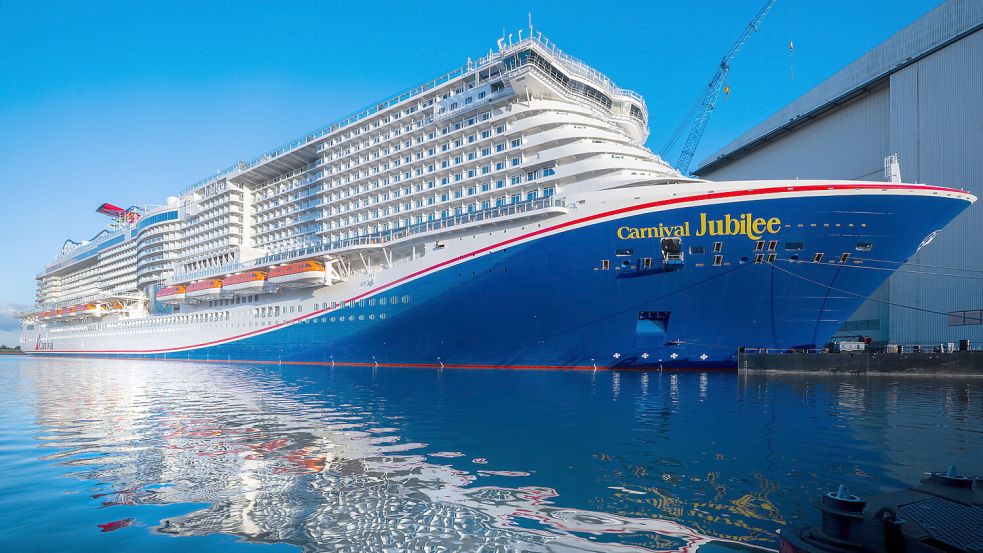 Noch liegt die 345 Meter lange „Carnival Jubilee“ an der Pier der Meyer-Werft in Papenburg. Foto: privat