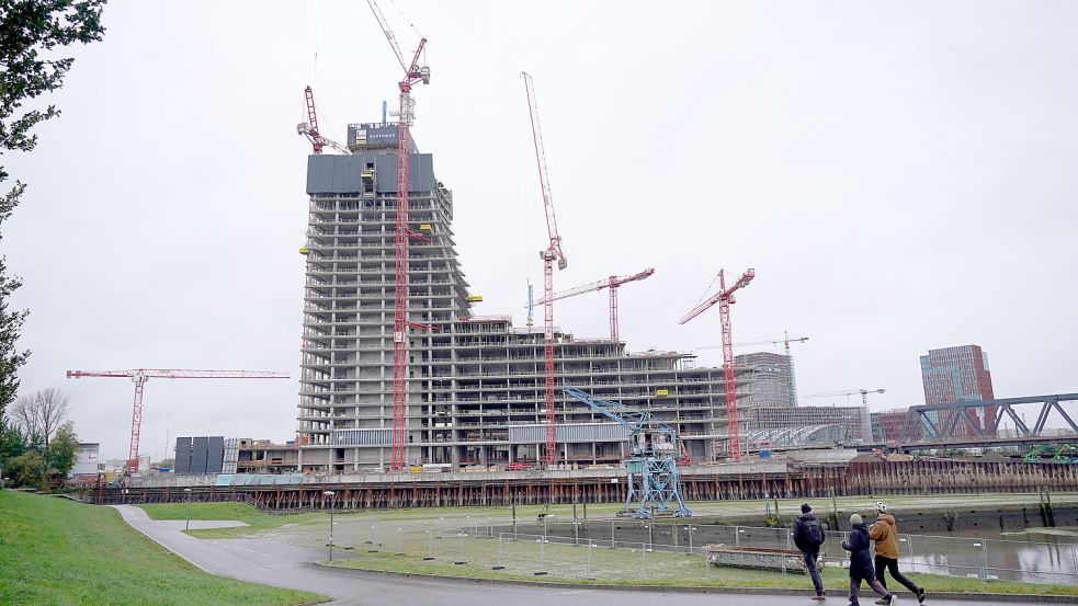 100 Meter ragt der Elbtower in der Hafencity bereits in die Höhe. Am Ende soll der Wolkenkratzer mit 245 Metern Hamburgs höchstes Gebäude werden. Foto: dpa/Marcus Brandt