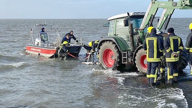 Um die Urlauber aus der Nordsee zu retten, ließ die Freiwillige Feuerwehr ein Boot zu Wasser. Foto: Siegelmann Media