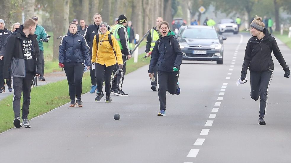 Die Ihower Boßlerinnen aus der Landesliga rannten und schrien im Heimkampf gegen Rahe einer Holzkugel hinterher. In dieser Gruppe fiel später die Entscheidung zugunsten der Gastgeberinnen. Foto: Wilfried Gronewold