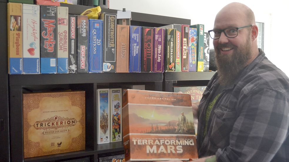Der Auricher Jan-Dirk Steffens vor einem seiner Spieleregale. Foto: Marian Bornemann