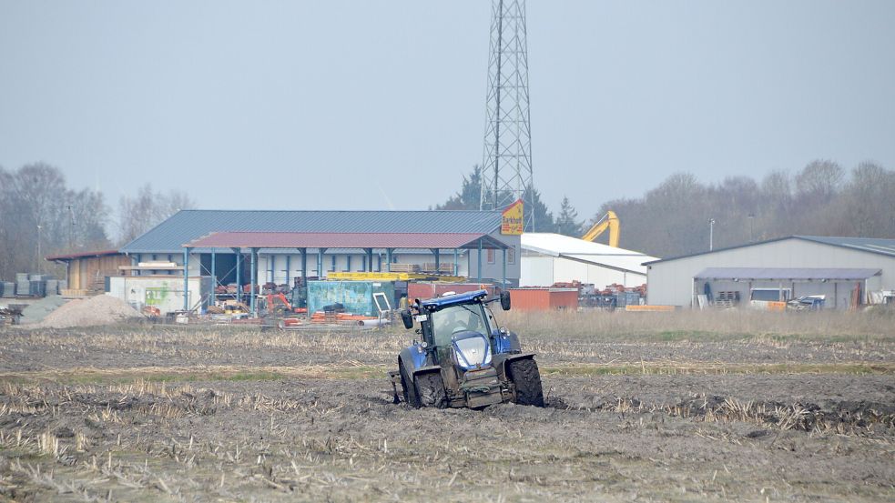 Zur Erweiterung des Industriegebiets Hansestraße in Upgant-Schott (im Hintergrund) werden südlich angrenzende Felder verwendet. Foto: Thomas Dirks