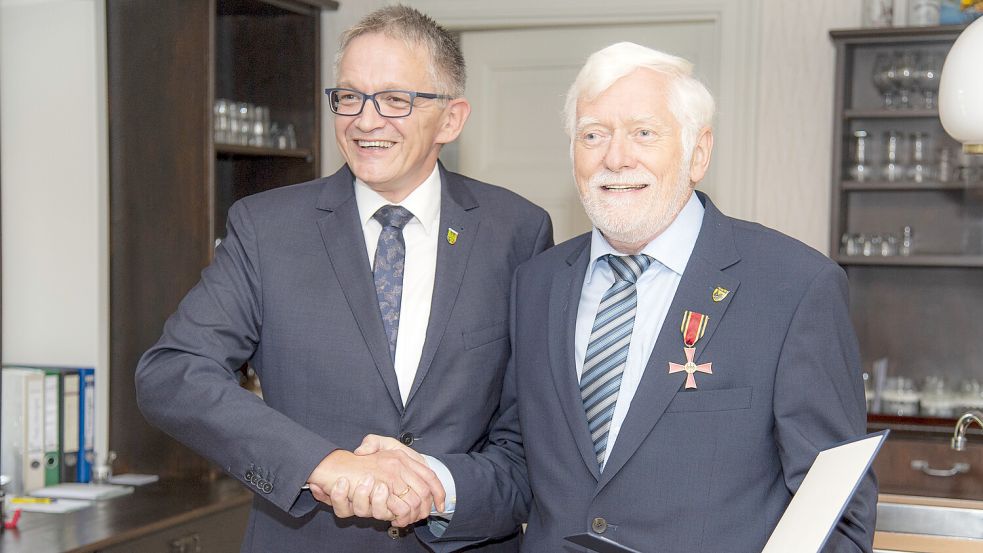 Landrat Olaf Meinen (links) überreichte Alfred Meyer das Verdienstkreuz. Foto: Landkreis Aurich