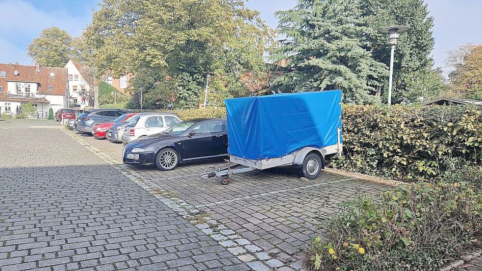 Der Anhänger auf dem öffentlichen Parkplatz zwischen Rosesntraße und Martin-Luther-Straße ist bewegt worden. Foto: Uwe Pollmeier