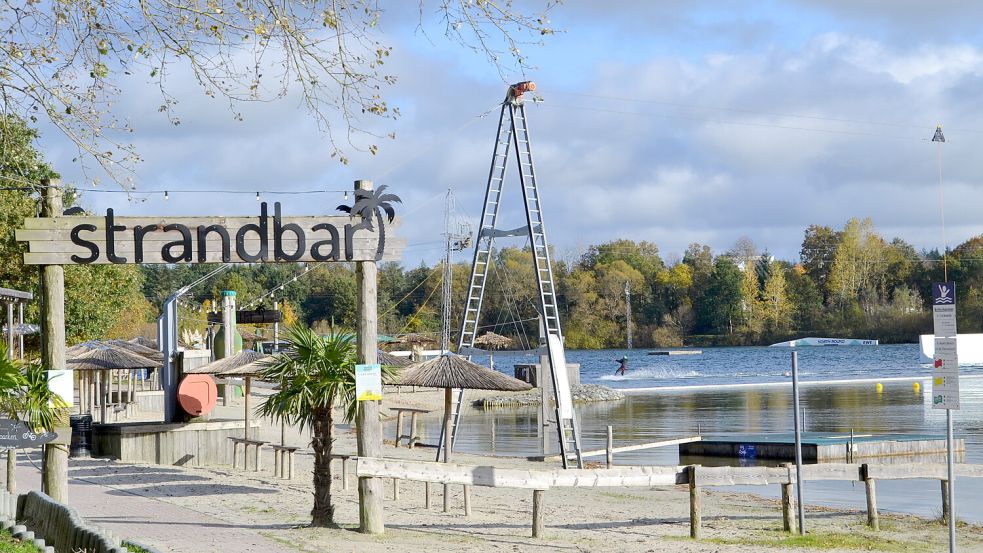 Strandbar und Wakeboard-Anlage haben den Badesee aufgewertet. Doch die Betreiber sind in Sorge. Foto: Aiko Recke