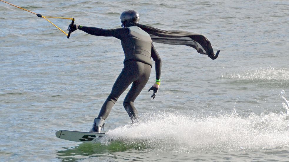 Dieser Wakeboarder wagte sich im Zorro-Kostüm aufs Brett. Foto: Aiko Recke