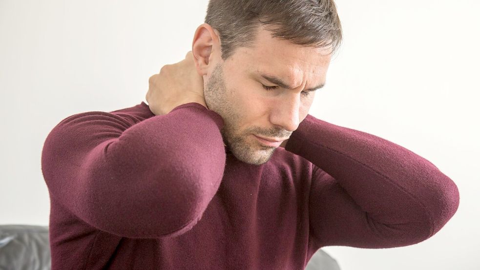 Kopfschmerz durch Verspannungen: Es kann helfen, den Bürostuhl richtig einzustellen. Foto: Christin Klose/dpa-tmn