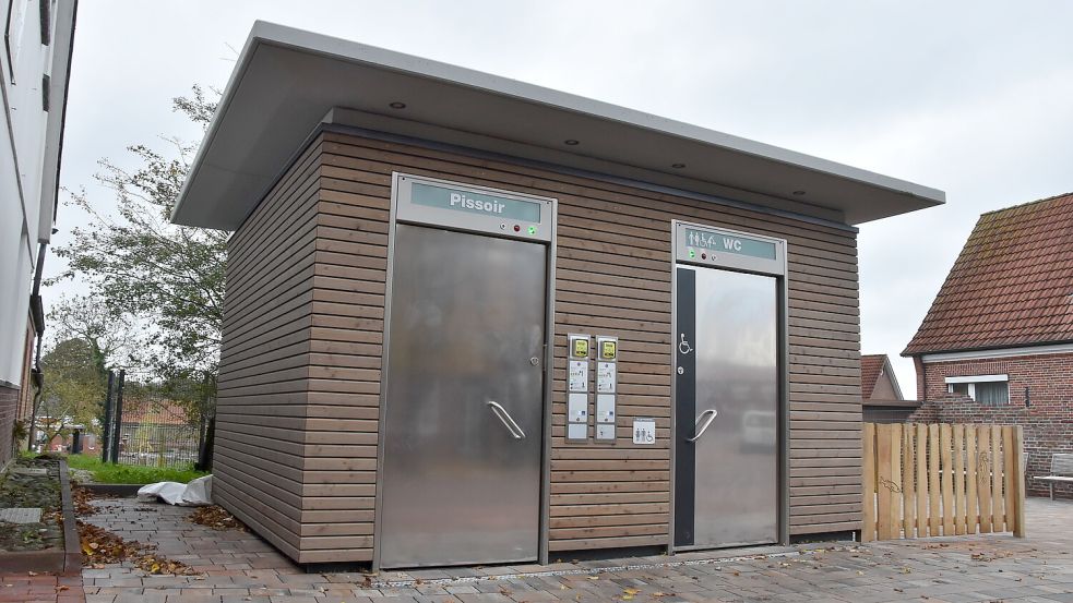 Das Häuschen mit den öffentlichen Toiletten seht am neuen Abenteuerspielplatz Am Markt 13 in Marienhafe. Foto: Thomas Dirks