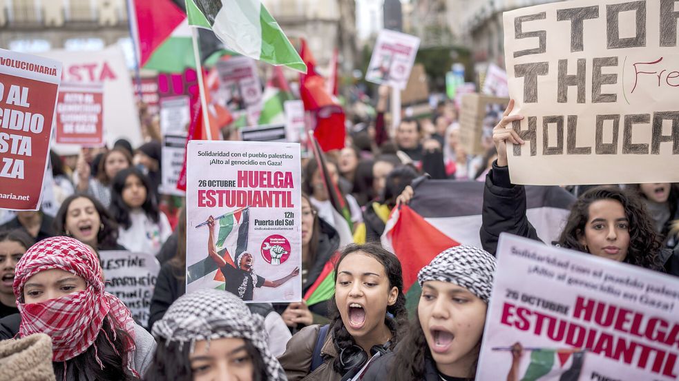 Studenten auf einer Pro-Palästina-Demo in Madrid. In mehreren spanischen Städten haben Studentengewerkschaften gestreikt und Kundgebungen zur Verurteilung der Gewalt im Nahen Osten abgehalten. Foto: dpa/AP/Manu Fernandez