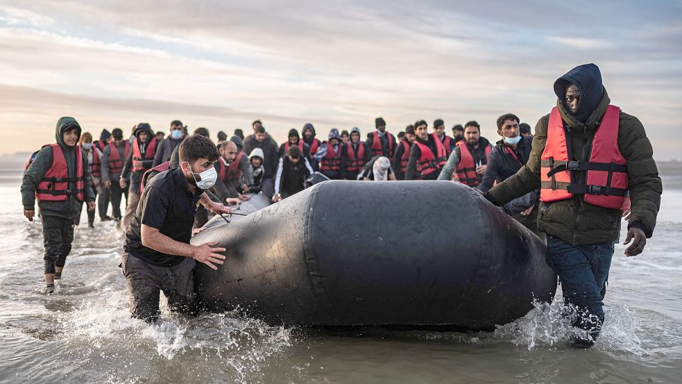 Migranten erreichen nach der Überquerung des Ärmelkanals Großbritannien. Spuren dieser Migration werden teils Hunderte Kilometer weiter entfernt an Nordseestränden angespült – auch Leichen und Leichenteile. Foto: AFP