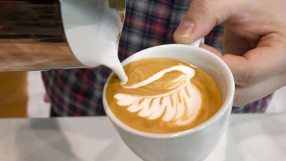 Wie die Profis: Wenn der Barista alles mit Milchschaum krönt. Foto: Carmen Jaspersen/dpa-tmn