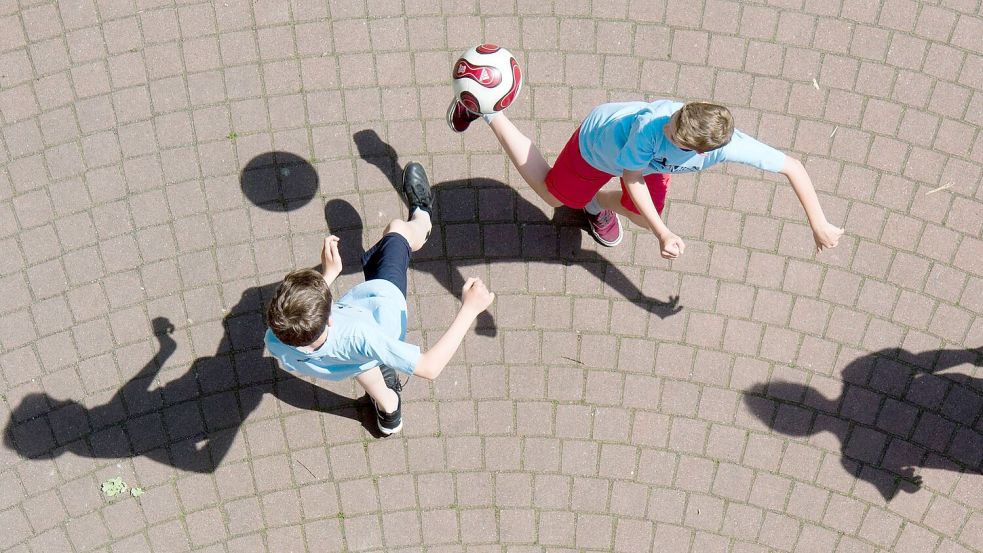Für Kinder stehen beim Fußball Spaß und Bewegung im Vordergrund. Foto: Julian Stratenschulte/dpa/dpa-tmn