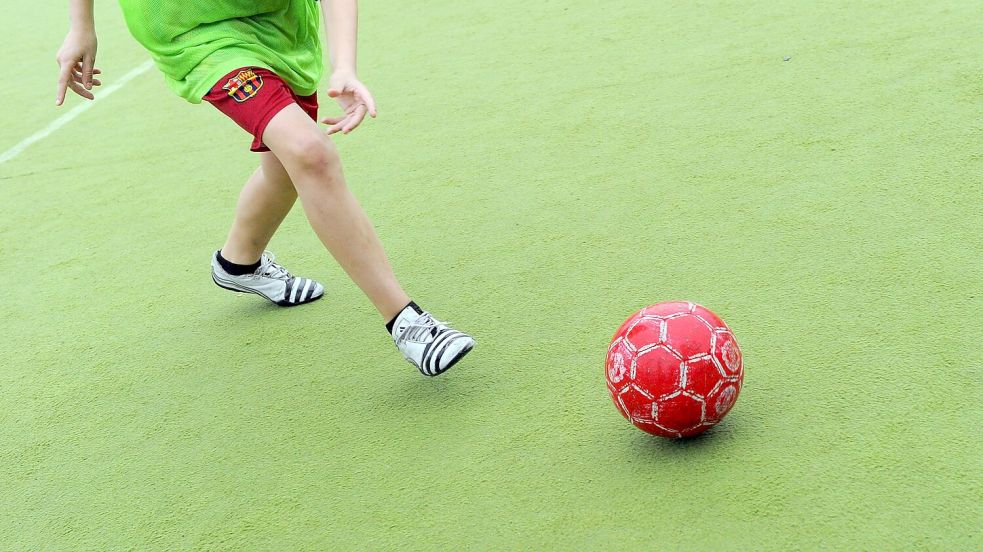 Wie das Fußballtraining abläuft, hängt vom Alter der Kinder ab. Foto: Jens Kalaene/dpa-tmn