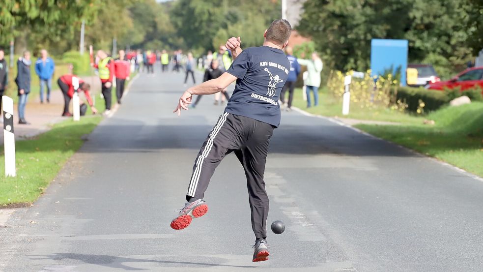 Matthias Niendieker wartet mit Dietrichsfeld noch auf den ersten Saisonsieg. Beim Derby gegen Pfalzdorf zeigten sich die „Good wat mit“-Werfer verbessert.Fotos: Wilfried Gronewold