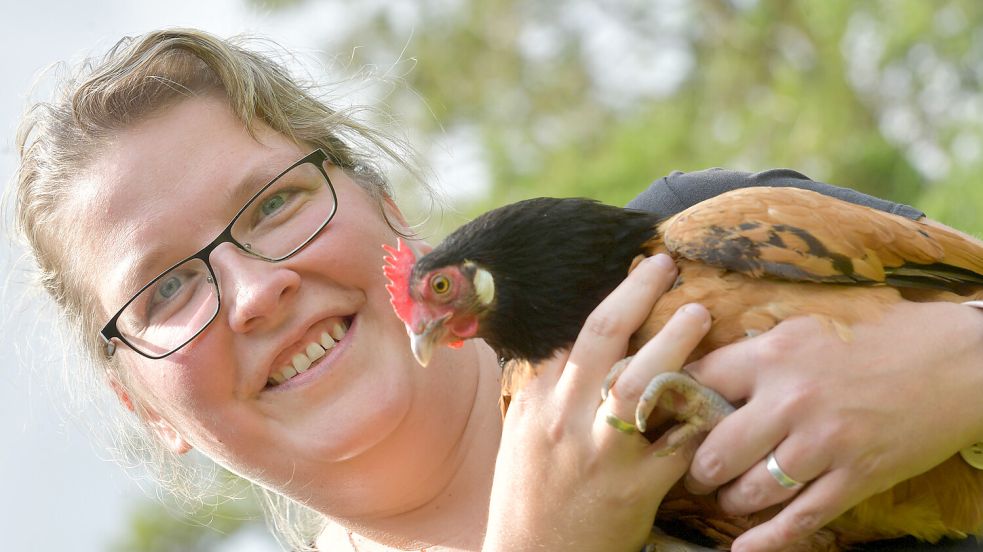 Zeig mir deine Ohrläppchen und ich sag dir deine Eierfarbe: Beim Vorwerk-Huhn Grete von Nadine Janssen aus Sandhorst stimmt es – es legt gelblich-weiße Eier. Foto: Ortgies