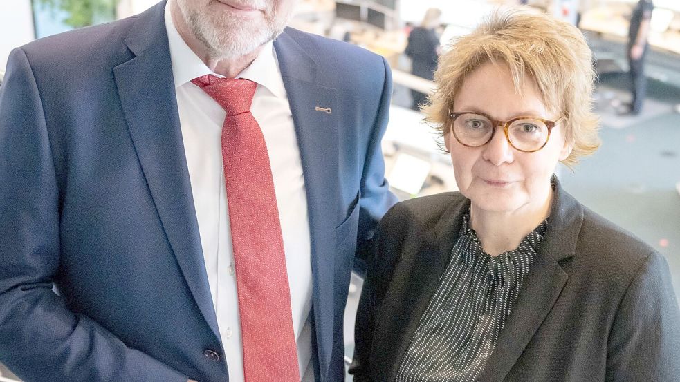 Haben sich in einem persönlichen Gespräch darauf verständigt, dass der Polizeipräsident im Amt bleibt: Johan Kühme und Innenministerin Daniela Behrens. Foto: dpa