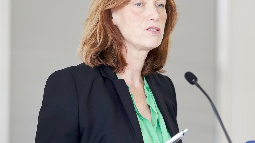 Die schleswig-holsteinische Bildungsministerin Karin Prien (CDU) redet über ihre eigenen familiären Erfahrungen mit Antisemitismus. Foto: dpa/Frank Molter