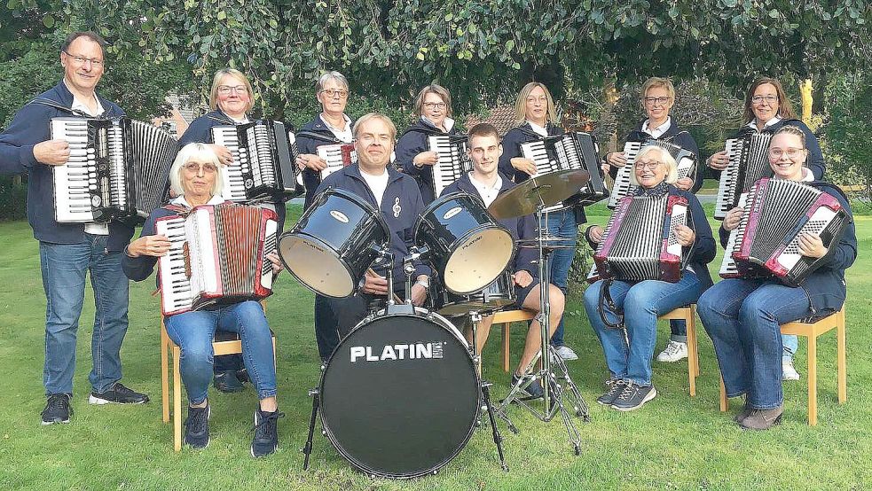 Die Akkordeongruppe „Silbermöwe“ feiert Geburtstag. Auf dem Foto fehlen Sabine Steinhorst und Dirk Kleene. Foto: privat