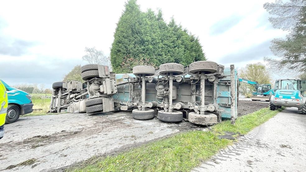 Der Lastwagen liegt quer auf der Straße. Foto: Boschbach