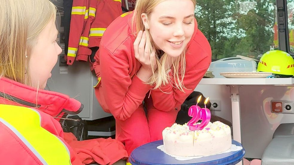 Ein unvergesslicher Tag: Ihren 22. Geburtstag feierte Dana Wunder Anfang Oktober im Kreise der DLRG. Auf der Fahrt zu einer großen Katastrophenschutzübung wurde sie in einem geschmückten Bus mit Torte überrascht. Foto: privat