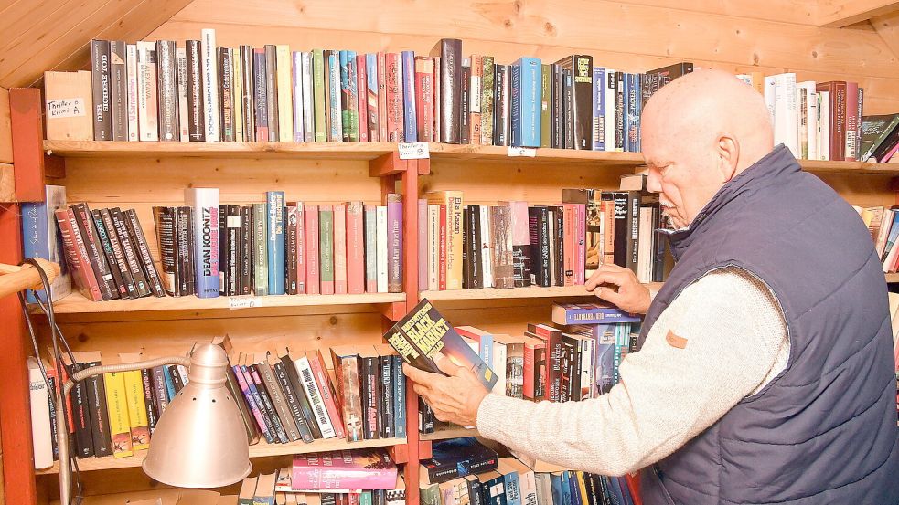 Eberhard Bongers hat die Büchertauschbörse in den vergangenen Jahren mit aufgebaut. Foto: Gerd-Arnold Ubben