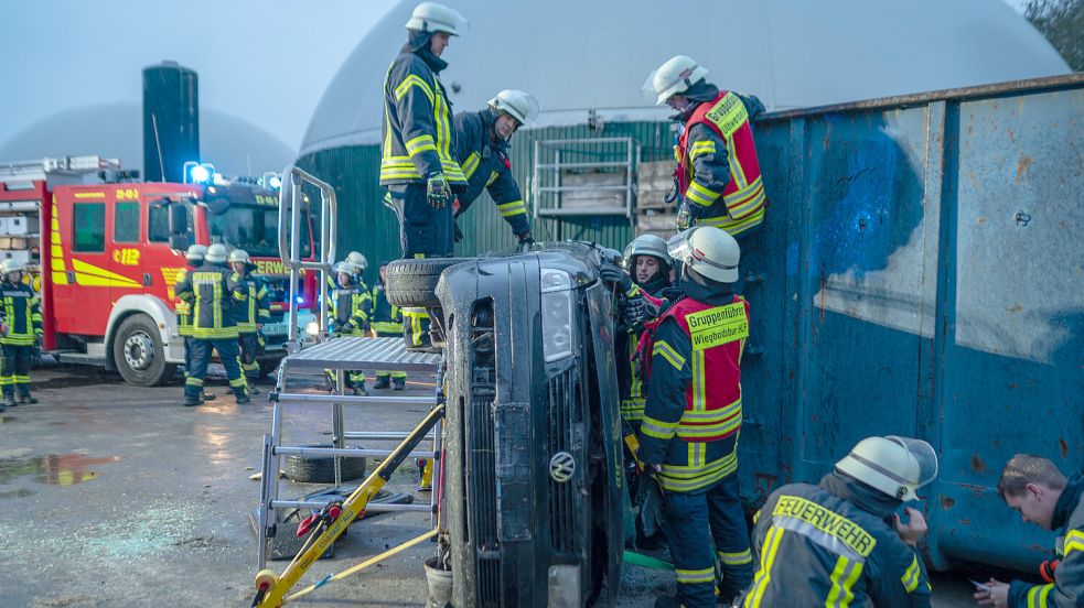 Auch ein Unfallfahrzeug gehörte zum Einsatzszenario. Foto: Folkert Bents