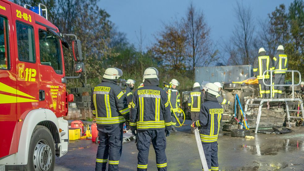 Jede der Südbrookmerlander Feuerwehren half mit ihren speziellen Fähigkeiten. Foto: Folkert Bents