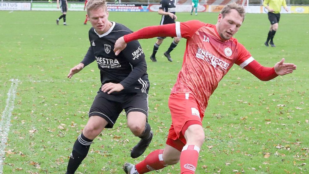 Der eingewechselte Alexander Geis ließ die Fußballer des SV Großefehn am Ende im Topspiel gegen TuRa Westrhauderfehn doch noch wenigstens über einen Punkt jubeln. Fotos: Wilfried Gronewold