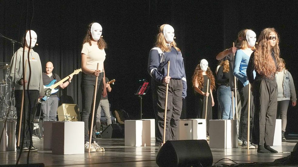 Ausdrucksvoll haben die jungen Darstellerinnen und Darsteller am Wochenende das Musical „Beyond the Wall“ in der Auricher Stadthalle präsentiert. Fotos: Helmut Vortanz