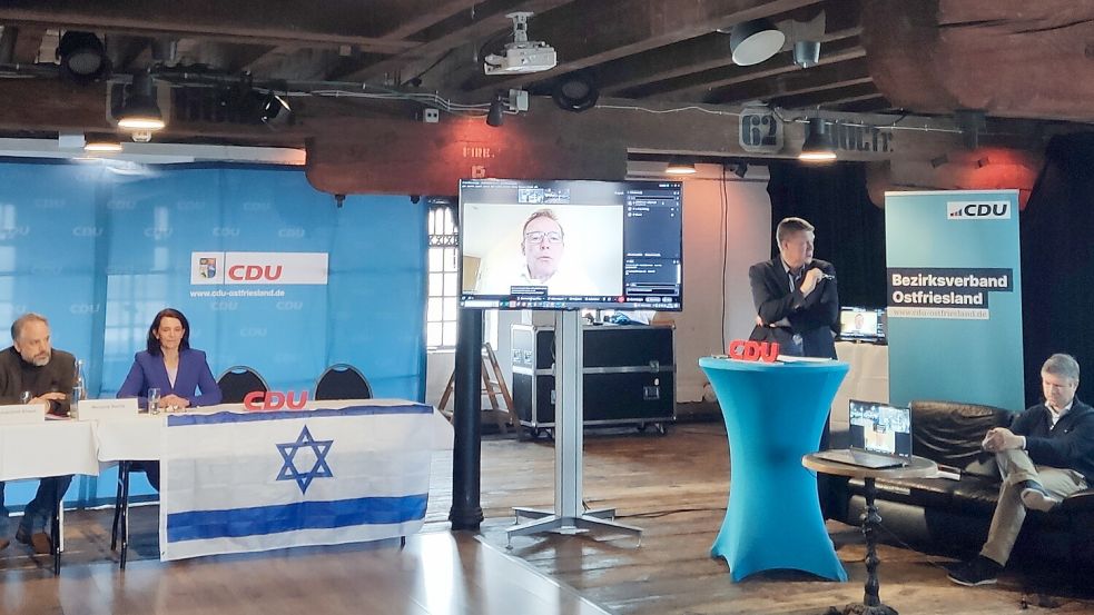 Die Flagge am Vorstandstisch beim Parteitag im Leeraner Zollhaus sollte deutlich machen, dass sich die ostfriesische CDU nach der Terrorattacke der Hamas mit Israel solidarisch zeigt.Foto: privat