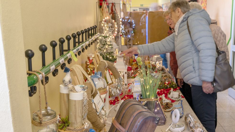 An Verkaufsständen in den Fluren der Osteeler Grundschule boten die Freizeitkünstler ihre Werke an. Foto: Folkert Bents