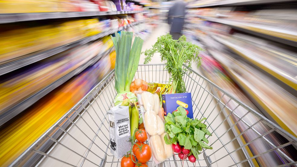 Viele Verbraucher achten beim Einkauf auf gesunde Produkte. Foto: dpa/Julian Stratenschulte