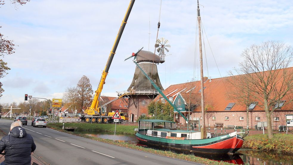Am Dienstagvormittag erhielt die Ostgroßefehntjer Mühle ihre Flügel zurück. Foto: Heino Hermanns