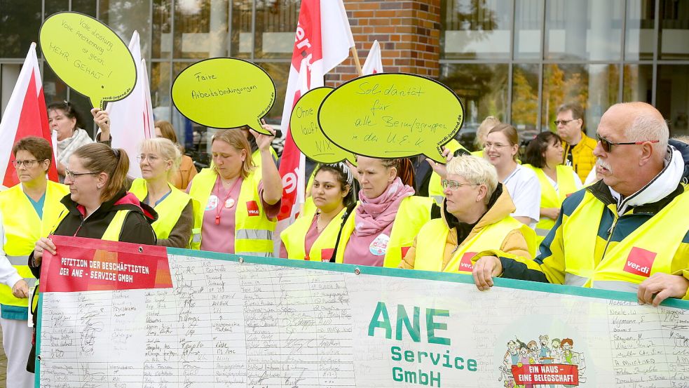 Rund 50 Mitarbeiter der Klinik und ihrer Servicegesellschaft ANE demonstriert für mehr Lohn. Foto: Romuald Banik