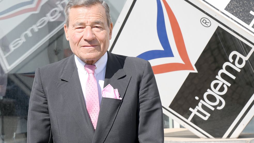 Wolfgang Grupp steht am Trigema-Firmensitz in Burladingen. Foto: dpa/Bernd Weißbrod