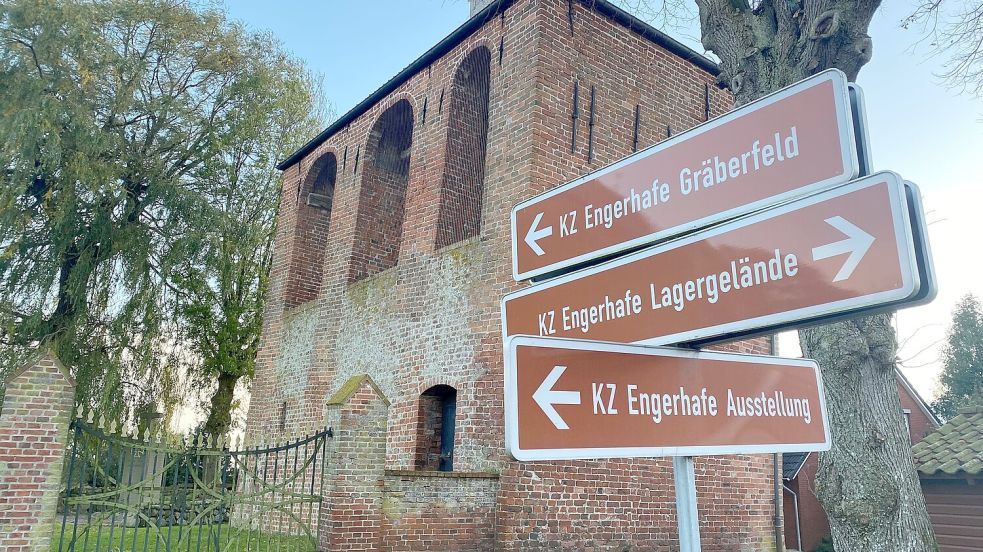Rund um den Engerhafer Kirchturm finden sich die verschiedenen Bereiche der Gedenkstätte KZ Engerhafe. Foto: Holger Janssen