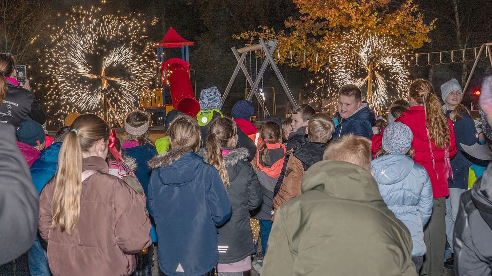 Auf dem Pausenhof der Grundschule in Upgant-Schott wurde professionelles Bodenfeuerwerk gezündet. Foto: Folkert Bents