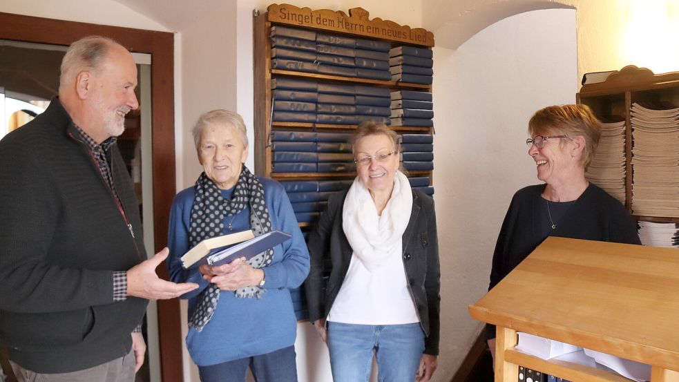 Pastor Wolfgang Beier (von links) muss in seinem letzten Dienstjahr ohne seine drei guten Geister auskommen. Die Küsterinnen Gertrud Basche und Harmine Meyer beenden ihr Amt. Raumpflegerin Jutta Zimmermann geht in den Ruhestand. Foto: Karin Böhmer